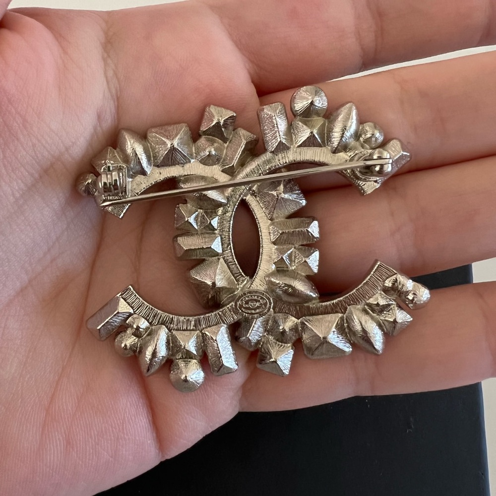 Chanel Brooch - Picture 4 of 9